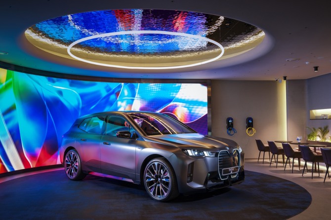 서울 중구 BMW 차징 허브 라운지에 전시된 뉴 iX M70 xDrive. 사진=BWM코리아
