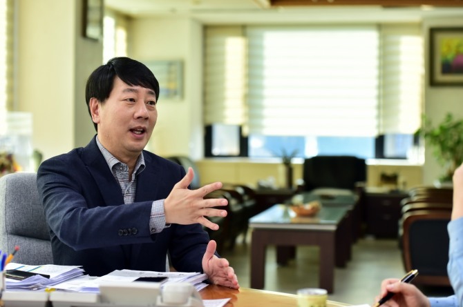 차준택 구청장은 조직개편을 통해 기존 문화복지국을 복지국으로 독립시켜. 국 산하의 6개 과를 모두 복지 분야 부서로 꾸려 전문성을 확보하고, 구정에서 사회복지가 차지하는 비중을 확고히 하고자 한다고 했다. 사진=부평구