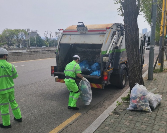 지난 2일 구로구 환경미화원들이 생활폐기물을 수거하고 있다.사진=구로구청