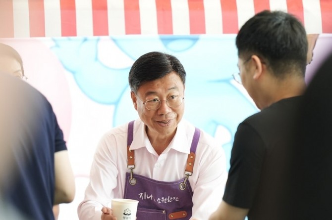 신상진 성남시장이 3일 시청 1층 누리홀에서 열린 취임 3주년 기념 직원 응원카페 지니s 소원한잔에서 직원들에게 커피를 건네고 있다. 사진=성남시
