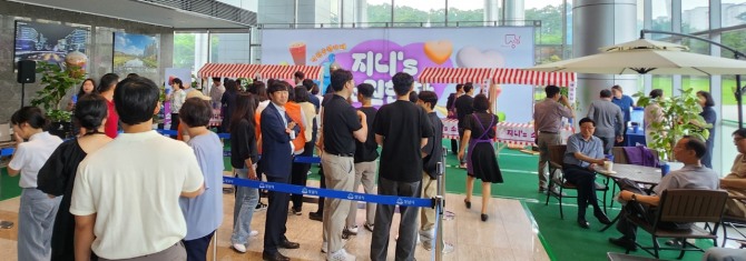 3일 시청 1층 누리홀에서 열린 취임 3주년 기념 직원 응원카페 지니s 소원한잔에서 직원들이 줄지어 있다. 사진=이지은 기자