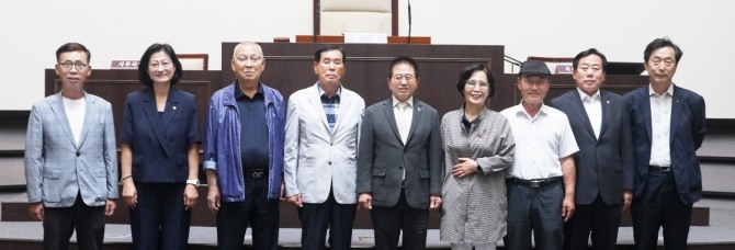 지난 1일 허경행 광주시의회의장(가운데)이 전직의장소통간담회을 진행한 후 기념촬영을 하고 있다. 사진=광주시의회