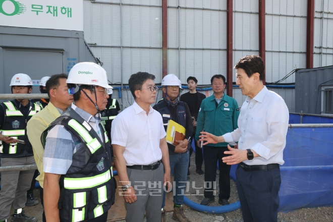 3일 이강덕 포항시장(오른쪽)이 포항국제전시컨벤션센터 공사 현장을 방문해 폭염 대응 상황을 점검하고 있다.사진=포항시