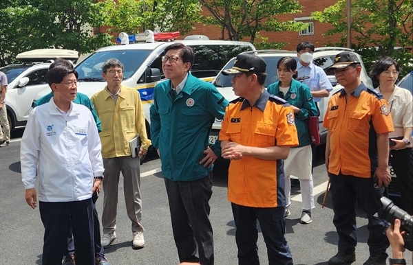 지난 3일 정종복 기장군수(맨 왼쪽)와 박형준 부산시장(왼쪽에서 세 번째)이 기장읍 공동주택 화재 사고현장을 방문, 적극적인 유가족 지원과 사고 대응을 지시하고 있다. 사진=부산언론인연합회