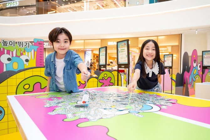 신세계프라퍼티는 쇼핑 테마파크 스타필드가 여름방학과 휴가철을 맞아 폭염 걱정 없이 놀면서 바캉스 필수템까지 마련할 수 있는 각양각색 팝업스토어를 진행한다고 4일 밝혔다. 스타필드 안성에서 진행 중인 ‘슬림픽’ 팝업스토어에서 어린이 모델들이 슬라임으로 점수표를 낚아채는 슬림픽 탁구 종목을 체험하고 있는 모습. 사진=신세계프라퍼티
