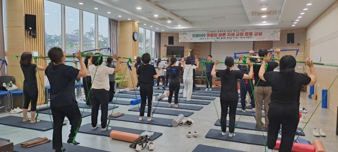 ‘바른 자세 교정 운동 교실’에 참여한 주민들이 강사의 지도에 맞춰 운동을 하고 있다. / 전남 보성군=제공
