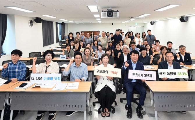 지난 3일 부평구청에서 부평구 공약이행평가단과 공약추진 소관 국·과장이 함께하는 ‘민선8기 3년차 구청장 공약사항 추진상황 보고회’가 열리고 있다.  사진=부평구