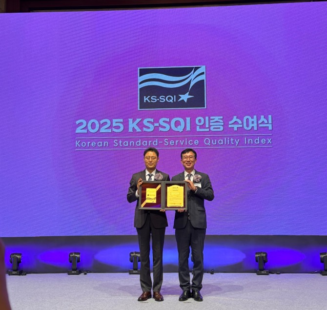 지난 3일 서울 롯데호텔에서 열린 2025 KS-SQI(한국서비스품질지수) 인증 수여식에서 DB손해보험 박권일 본부장(왼쪽)과 한국표준협회 문동민 회장이 기념촬영을 하고있다. 사진=DB손해보험 제공.
