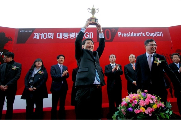 대통령배 우승을 차지했던 김영관 조교사가 우승트로피를 들어보이고 있다. 사진=렛츠런파크 부산경남