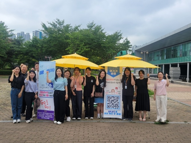 지난 4일 안산시 감사관 관계자들이 화랑유원지에서 시민들과 함께 공원 내 숨겨진 청렴 실천 수칙을 찾는 ‘청렴하로(路) 가요!’ 행사를 진행하고 있다. 사진=안산시