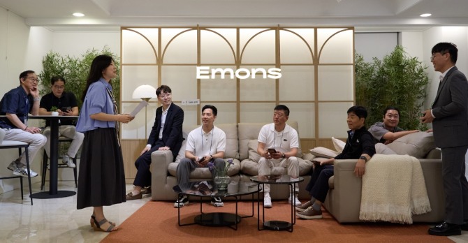 지난 2일 에몬스 인천 본사전시장에서 열린 25년 FW품평회에서 대리점주들이 신제품 설명을 듣고 있다. 사진=에몬스