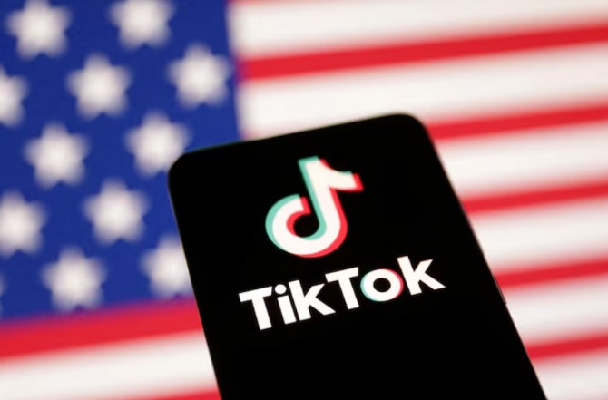 美國國旗和TikTok標誌