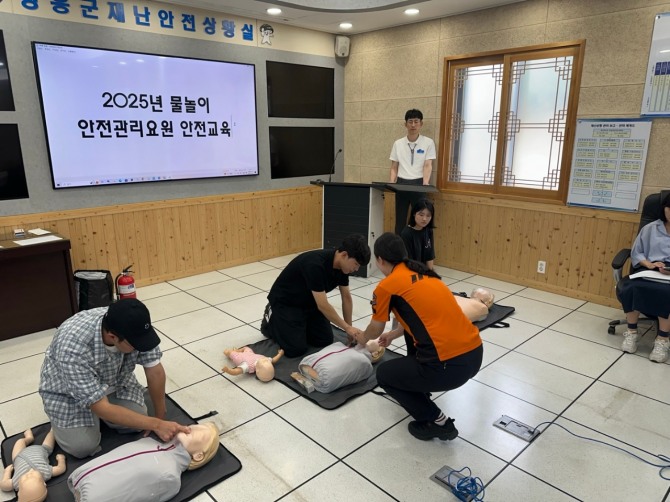 전남 장흥군은 본격적인 여름철 물놀이 시즌을 앞두고 물놀이 안전사고 예방과 현장 대응 능력 강화를 위해 안전관리요원 교육을 실시했다. / 전남 장흥군=제공