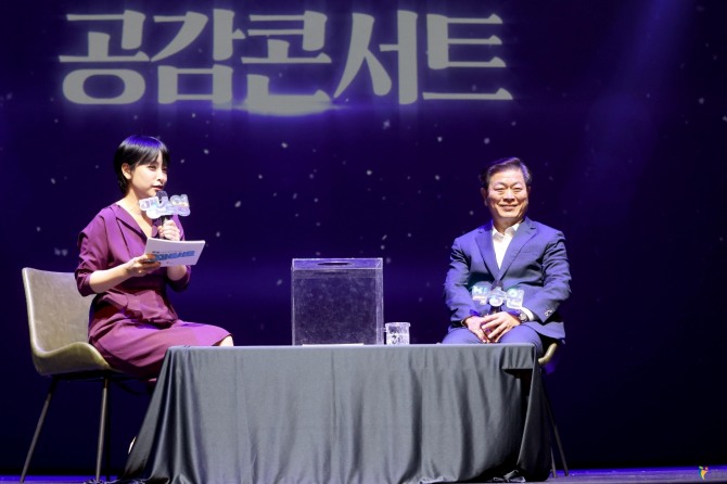 박승원 광명시장(사진 오른쪽)이 지난 2024년 6월 열린 '공감 콘서트'에서 시민들과 소통하고 있다. 사진=광명시