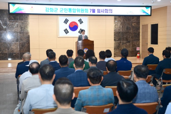 지난 4일 박용철 강화군수가 군민통합위원회 7월 임시회의에 앞서 인사말을 하고 있다.  사진=강화군