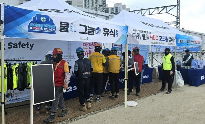 HDC현대산업개발은 여름 무더위가 시작됨에 따라 전국 건설 현장에서 근로자 온열질환 예방을 위한 ‘HDC 고드름 캠페인’을 시행 중이라고 7일 밝혔다. 사진은 3일 서울시 노원구 ‘서울원 아이파크’ 공사현장에서 근로자들이 더위를 식히며 휴식을 취하는 모습. 사진=HDC현대산업개발