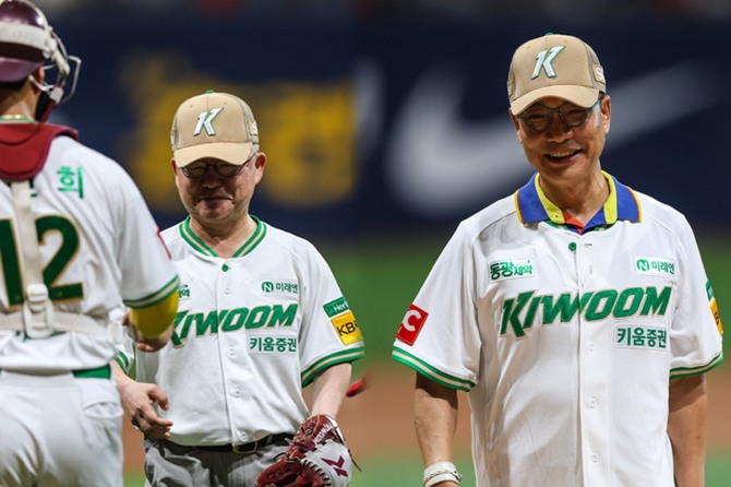 KB라이프는 지난 7월 4일 서울 고척스카이돔에서 열린 ‘KB라이프 파트너데이’ 행사에 고객(가운데)과 28년간 인연을 맺은 김준기 LP(오른쪽)를 초청해 시구·시타 행사를 진행했다. 사진=KB라이프 제공.