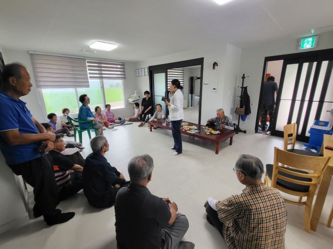 7일 김하나 상용리보건소장이 봉소리 노인들에게 식이요법, 당뇨운동 등 당뇨교육을 진행하고 있다. 