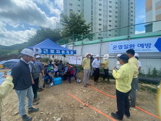 진도군은 여름철 자연재해로부터 군민의 생명과 안전을 지키기 위해 집중호우와 폭염 취약 현장을 점검했다고 밝혔다. / 전남 진도군=제공