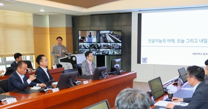 국내 인공지능 연구 분야의 대표 석학인 김용대 서울대학교 통계학과 교수(왼쪽 네 번째)가 특별 강연을 진행하고 있다. 사진=한국서부발전