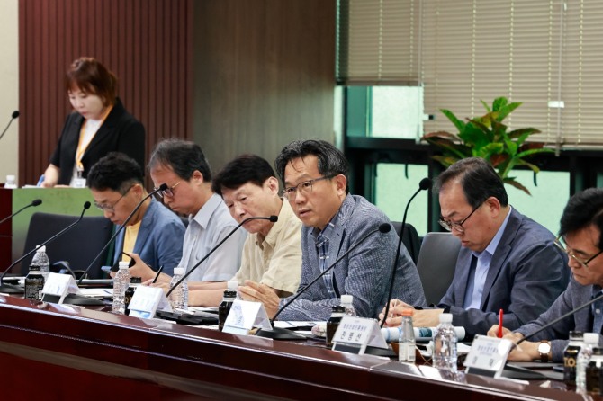 8일 화성특례시 AI 정책분야별 전문가 자문회의에 참석한 김충환 경기도청 전문위원이 발언하고 있다. 사진=화성특례시