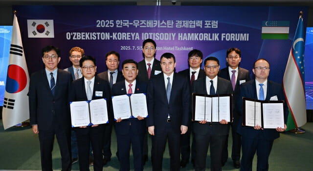 권명호 한국동서발전 사장(앞줄 왼쪽 2번째)을 비롯한 한-우즈베키스탄 양국 에너지 부문 주요 정부·기업 관계자가 지난 4~5일 우즈벡 타슈켄트 힐튼호텔에서 열린 ‘2025 한-우즈벡 경제협력 포럼’에서 K-에너지 진출 협력 양해각서(MOU) 체결 후 기념촬영하고 있다. 사진=한국동서발전