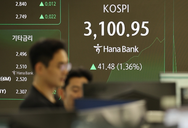 8일 서울 중구 하나은행 본점 딜링룸에서 직원들이 업무를 보고 있다. 사진=연합뉴스 