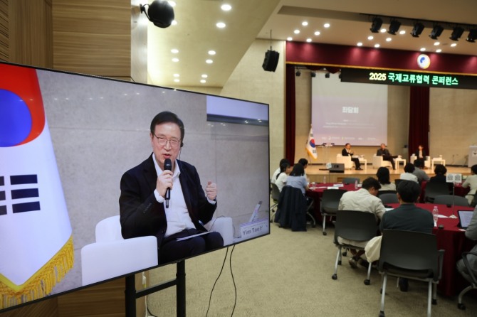 임태희 경기도교육감이 8일 성남 국립국제교육원에서 열린 '2025 국제교류협력 콘퍼런스'에서 평화롭고 지속가능한 지구공동체를 위한 글로벌 교육 협력을 주제로 좌담회를 진행하고 있다. 사진=경기도교육청