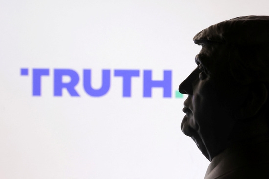 도널드 트럼프 미국 대통령과 트루스(Truth) 소셜 로고의 3D 프린팅 미니어처. 사진=로이터