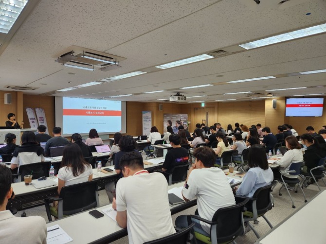 NS홈쇼핑이 지난 8일 판교 본사에서 식품 담당 임직원을 대상으로 ‘식품표시 심화교육’을 실시했다고 9일 밝혔다. NS홈쇼핑 임직원대상 식품표시 심화교육 모습. 사진=NS홈쇼핑