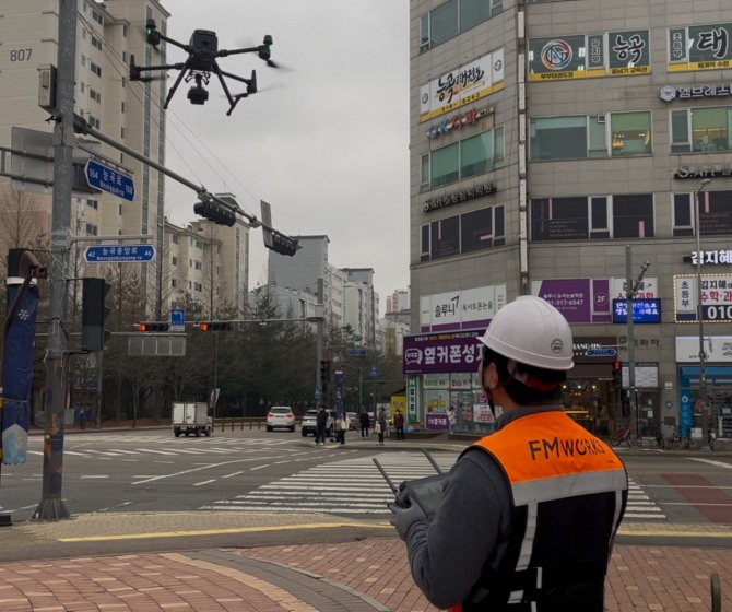 지난 4월 시흥시가 세계 최초로 드론과 인공지능(AI)을 결합한 옥외광고물 안전 점검 실증을 진행하고 있다. 사진=시흥시