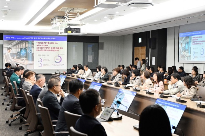 지난 3월 시흥시가 5급 이상 공무원을 대상으로 AI 기반 의사결정 지원을 위한 특강을 시행하고 있다. 사진=시흥시