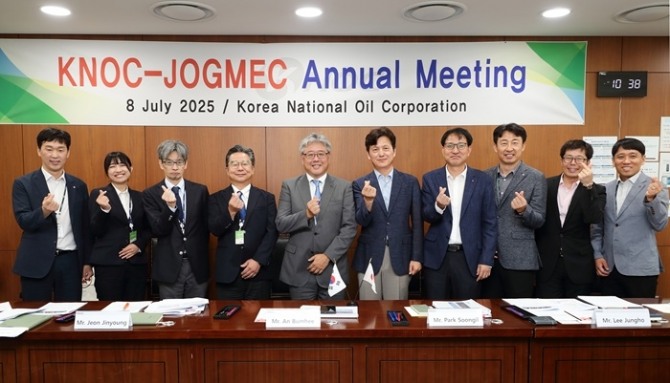 한국석유공사 안범희 비축본부장(오른쪽에서 다섯번째)과 JOGMEC 후루하타 테츠야 비축부본부장(왼쪽에서 다섯번째) 등이 8일 울산 본사에서 연례회의를 개최하고 양국의 석유비축정책과 석유비축기술 현안에 대해 논의했다. 사진=석유공사