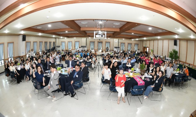 지난 8일 부천시 오정구청 대강당에서 시민참여 ‘부천 에코 리빙랩’ 중간보고회 단체 기념 사진을 촬영하고 있다.  사진=부천시