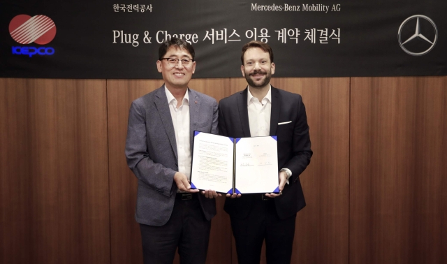 지난 8일 한전 에너지신사업처 이상원 처장(왼쪽)과 ‘메르세데스-벤츠 모빌리티 AG’ 아시아 및 호주 지역 공공 충전 서비스 부문 총괄 에릭 아우프리히트 상무가 계약 체결 후 기념 사진을 찍고 있다. 사진=한전