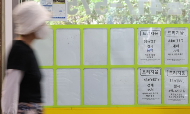금융당국이 9일 발표한 '6월 중 가계대출 동향'에 따르면 지난달 전 금융권 가계대출은 총 6조5000억원으로 전월(5조9000억원) 대비 증가폭이 확대됐다. 올해 들어 가계대출 증가액이 6조원을 넘은 것은 이번이 처음으로  지난해 10월(6조5000억원) 이후 8개월 만에 최대 증가폭이다. 이날 서울 시내 한 부동산 중개업소의 매물 광고대가 비어있다. 사진=뉴시스