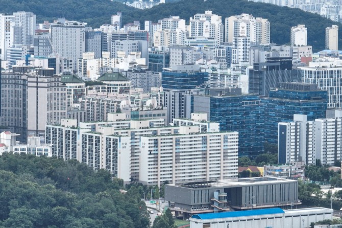 정부가 6억원 이상 주택담보대출을 금지하는 초고강도 대출 규제를 시행하며 서울 아파트의 74%, 18개 구의 대출 감소 타격이 있을 것으로 보이는 가운데 29일 서울 시내 아파트 단지의 모습. 사진=연합뉴스