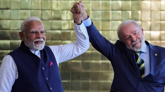 나렌드라 모디(Narendra Modi) 인도 총리와 루이스 이나시우 룰라 다 실바(Luiz Inacio Lula da Silva) 브라질 대통령은 8일 브라질리아에서 국방과 무역에 대해 논의했다. 사진=로이터