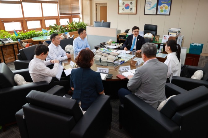 지난 8일 중국 운남성의 농업 특성화 대학인 운남농업대학 대표단이 보성군을 방문해 차 산업 인재 양성과 보성 차 수출 확대 방안을 논의하고 있다다.  사진=전남 보성군
