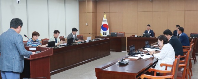 이천시의회가 제254회 제1차 정례회 폐회 중 제1차 의회운영위원회를 운영하고 있다. 사진=이천시의회
