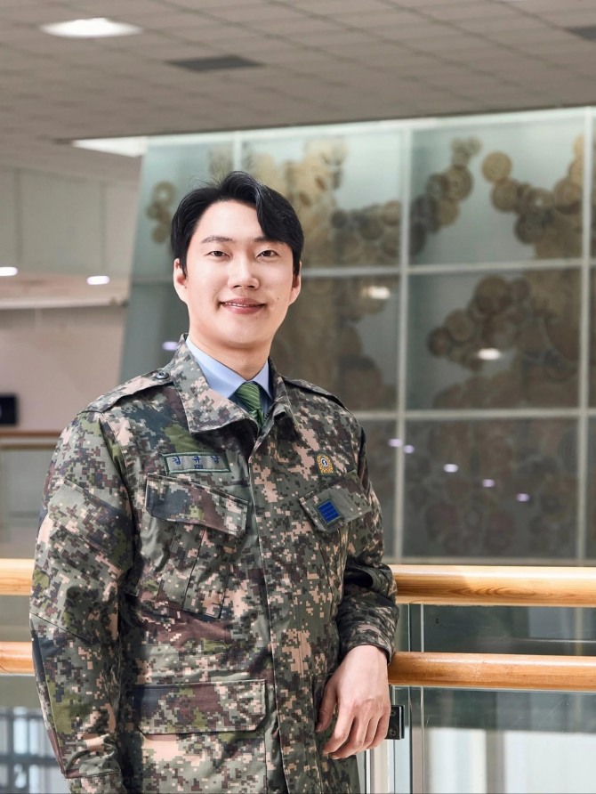 김규남 서울시의원이 군복무 시절 자신의 군복을 입고 포즈를 취하고 있다.  사진=서울시의회