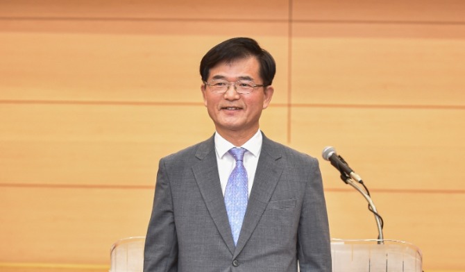 10일 성남아트센터 컨퍼런스홀에서 성남문화재단 윤정국 대표이사가 취임 100일을 맞아 기자간담회을 진행하고 있다. 사진=이지은 기자