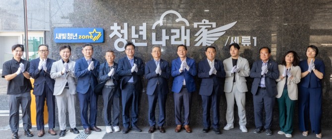 10일 이재준 수원시장(오른쪽 여섯번째)과 참석자들이 입주기념식에서 함께하고 있다. 사진=수원특례시