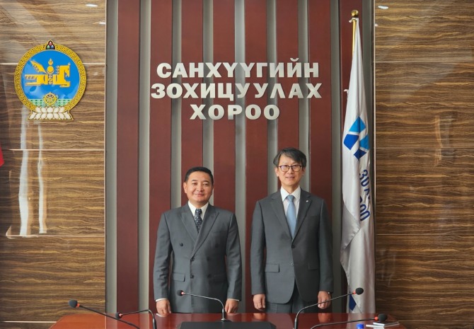 몽골 금융감독위원회 청사에서 쿠데르출룬 몽골 금융감독위원회 부위원장(왼쪽)과 이명순 서울보증보험 대표이사가 기념촬영을 하고 있다. 사진=서울보증 제공.