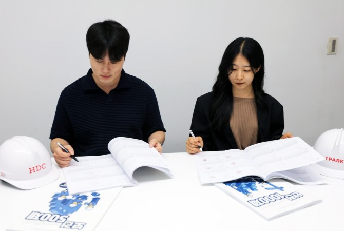 HDC현대산업개발은 안전·보건관리자의 역량을 높이기 위해 자기주도 학습 시스템을 구축한다고 10일 밝혔다. 사진은 HDC현대산업개발이 안전·보건관리자들이 회사에서 제공한 안전·보건 문제를 풀고 있는 모습. 사진=HDC현대산업개발