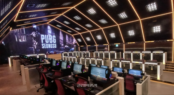펍지 성수 3층 플레이 아레나에 설치된 PC들. 사진=이원용 기자