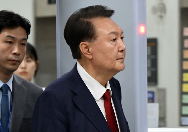 12.3 비상계엄 사태 관련 내란 혐의를 받는 윤석열 전 대통령이 9일 서울 서초구 서울중앙지방법원에서 구속 전 피의자 심문(영장실질심사)을 마치고 법원을 나서고 있다. 사진=연합뉴스 