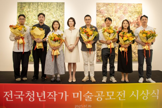 우현희 호반문화재단 이사장(왼쪽 네 번째)이 10일 경기도 과천시 호반아트리움에서 열린 전국청년작가 미술공모전 ‘2025 H-EAA: HOBAN-Emerging Artist Awards’(H-EAA)의 시상식에서 수상 작가들과 기념촬영을 하고 있다. 사진=호반그룹 호반문화재단