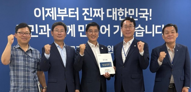 지난 9일 용인·수원·화성 3개 특례시장이 국정기획위원회를 방문해 특례시 지원에 관한 특별법 제정 촉구 건의문을 전달한 후 기념촬영을 하고 있다. 사진=용인특례시