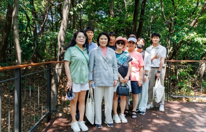지난 9일 지역주민들과 함께 강동구 상일동에 위치한 명일근린공원 데크길을 찾은 박춘선 서울시의원(앞줄 왼쪽 두번째).  사진=서울시의회